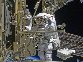 Сумка, упущенная в космос астронавткой, сгорит в атмосфере через 10-15 дней