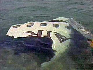 Элементы фюзеляжа самолета плавают в море в районе его падения, у побережья департамента Восточные Пиренеи