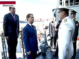 Медведев и Чавес поднялись на борт, их встретил командир корабля Анатолий Долгов. Он провел весьма подробную экскурсию