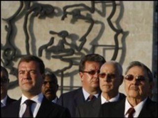 Официальная часть визита главы российского государства на Кубу началась у подножия Монумента национальному герою страны Хосе Марти: здесь Дмитрия Медведева встретил Рауль Кастро