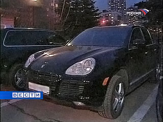 В центре Москвы в пятницу неизвестные обстреляли автомобиль Porsche Cayenne