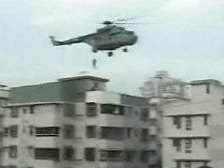 Индийский спецназ, высадившийся сегодня утром с вертолета на крышу элитного комплекса "Нарриман" в Мумбаи, где находится еврейский образовательный центр "Бейт Хабад", пытается проникнуть в здание