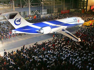 Первый пассажирский самолет китайского производства ARJ21-700 совершил первый испытательный полет в пятницу