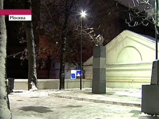 Памятник знаменитому поэту Серебряного века Осипу Мандельштаму открыт в пятницу в сквере в центре Москвы