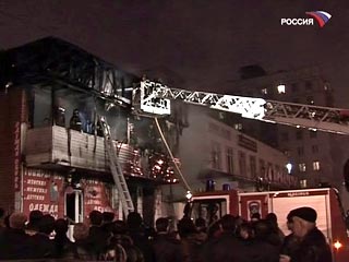 При пожаре в московском кафе, который произошел в пятницу вечером, погиб сотрудник милиции. Старший лейтенант, рискуя жизнью, спасал людей из горящего здания