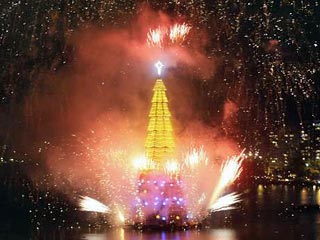 Самая большая в мире плавучая рождественская елка зажгла огни в Рио-де-Жанейро