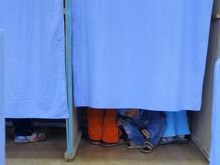 Проходящие сегодня в Румынии парламентские выборы отмечаются очень низкой явкой избирателей