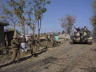 В Пакистане у военного блок-поста подорвался смертник, погибли восемь человек