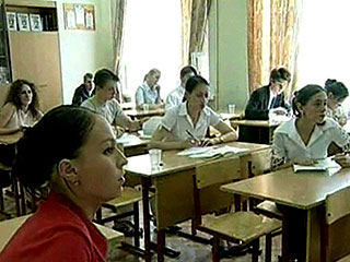 ЕГЭ-2009 пройдет в России с 26 мая по 19 июня по 13 предметам. Два из них обязательные