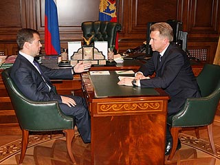 Медведев узнал от Шувалова, что деньги государства не дошли до промышленных потребителей