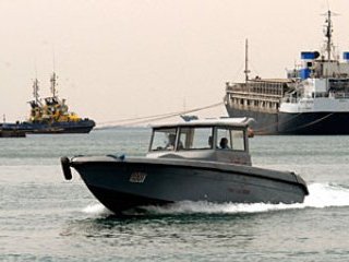 Восемь из десяти сомалийских пиратов покинули йеменское судно Amani, отказавшись от своих требований о выкупе в размере 2 млн долларов