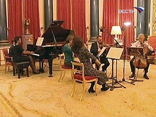 Кондолиза Райс сыграла на фортепиано для королевы Елизаветы II