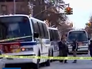 В Нью-Йорке безбилетник зарезал водителя автобуса, заставившего его стоять на подножке