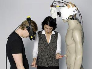 Шведские исследователи изобрели специальное устройство, которое создает у людей иллюзию, что они находятся в чужом теле