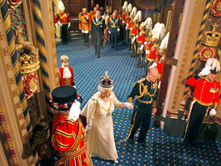 Королева Великобритании Елизавета II в среду открыла новую сессию британского парламента, представив депутатам программу работы на предстоящий год