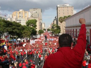 Президент Венесуэлы покритиковал губернатора штата Сукре за то, что во время митинга его поместили под специально построенным навесом, в то время как тысячи стояли под палящим солнцем