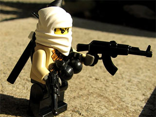 Лидер "Аль-Каиды" Осама бен Ладен стал прототипом детской игрушки. Фигурку террориста номер один выпустила компания BrickArms, специализирующаяся на создании изделий, совместимых с детским конструктором Lego