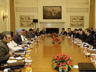 В Индии продолжились переговоры президента России Дмитрия Медведева и индийского премьер-министра Манмохана Сингха. Встреча прошла с участием членов делегаций двух стран