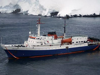 Аргентинский лайнер Ushuaia столкнулся с подводной скалой и сел на мель в 16.55 по московскому времени, когда проходило у побережья Антарктиды