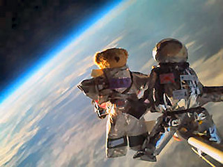 Четыре плюшевых медвежонка в скафандрах были запущены в космос в понедельник из Колледжа Черчилля студентами клуба космических полетов Кембриджского университета