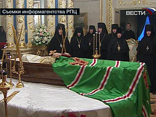 Над гробом с телом Патриарха в переделкинской резиденции непрерывно читается Евангелие