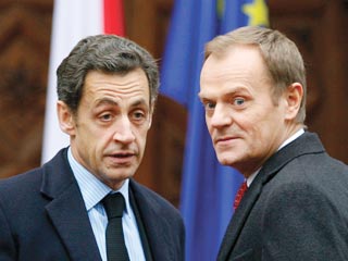 Николая Саркози провел встречу с премьер- министром Польши Дональдом Туском, после которой призвал европейцев объединиться "перед лицом финансового кризиса и потепления климата"