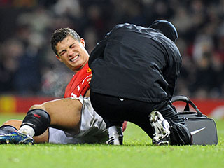 В этой игре "Манчестер Юнайтед" потерял Криштиану Роналду, который получил травму бедра и вынужден был уйти с поля