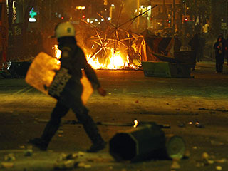Беспорядки вспыхнули в Афинах, Салониках и ряде других греческих городов в ночь на воскресенье после инцидента, в котором полиция застрелила подростка