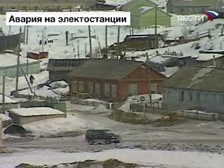 Сухогруз, который везет дизель-генераторы в обесточенный Северо-Курильск, не может войти в порт - ему мешает сильный шторм
