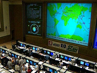 Грузовой космический корабль "Прогресс М-65" по команде из подмосковного Центра управления полетами (ЦУП) включил тормозные двигатели и начал спуск с орбиты