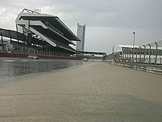 В Объединенных арабских эмиратах отменены гонки чемпионатов GP2 и "Speedcar" из-за проливных дождей. На традиционно-солнечный Дубай в ночь на субботу обрушились ливни, поэтому гоночный уикенд был прерван по соображениям безопасности