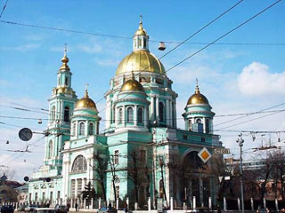 Место для захоронения патриарха Московского и всея Руси Алексия II в Богоявленском кафедральном Елоховском соборе в Москве будет полностью изготовлено за воскресенье и понедельник