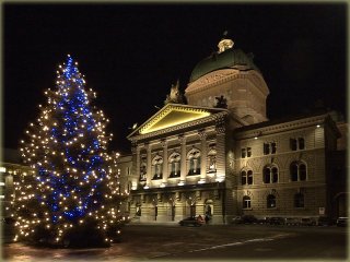 Главная новогодняя елка Швейцарии, 13-метровая красавица, установленная на площади Федерации в Берне перед зданием парламента страны, под порывами ветра, скорость которых превышала 100 км/час, переломилась надвое
