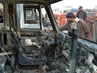 В результате нападения боевиков проталибских формирований Пакистана на грузовой терминал в городе Пешавар, где хранились грузы для нужд контингента НАТО в Афганистане, уничтожено около 50 американских армейских джипов "хамви"