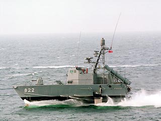 Два китайских научно-исследовательских судна, которые нарушили в понедельник границу территориальных вод Японии в Восточно-Китайском море, отказываются их покидать, несмотря на настойчивые требования патрульного катера японского Управления безопасности на