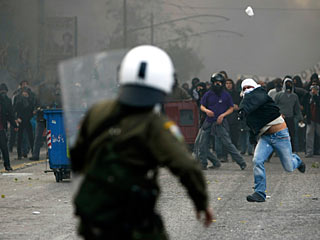 После беспорядков, продолжавшихся в Греции в течение двух дней, ситуация нормализовалась, однако власти ожидают в понедельник новых демонстраций