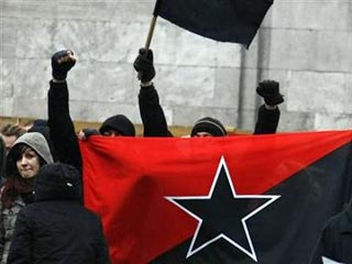 Коалиция радикальных левых сил (СИРИЗА) и Компартия Греции (КПГ) провели раздельные митинги и марши по центральным улицам города в связи с убийством в субботу полицейским 15-летнего подростка