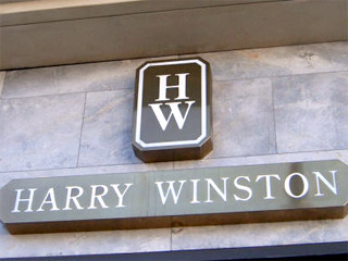 Ювелирная фирма Harry Winston пообещала награду 1 млн долларов (около 700 тысяч евро) за данные о похитителях ее драгоценностей