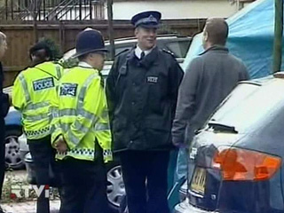 В Великобритании полиция расследует жуткий случай хулиганства, когда компания подростков подожгла дремавшего в вагоне пассажира. Мужчину госпитализировали с многочисленными ожогами лица в бессознательном состоянии