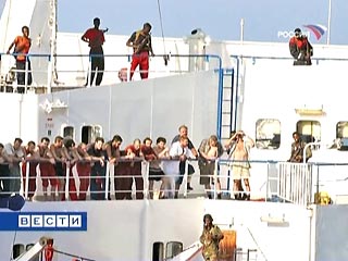 Бунта экипажа захваченного украинского судна Faina не было - это шантаж пиратов, утверждают в России
