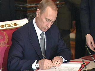 Премьер-министр России Владимир Путин подписал постановление, согласно которому повышаются импортные пошлины на легковые и грузовые автомобили, а также меняется с 7 до 5 лет срок отнесения легковых автомобилей к категории подержанных