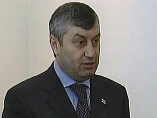 Президент Южной Осетии Эдуард Кокойты в среду заявил, что сообщения некоторых СМИ об убийстве одного из сотрудника его охраны, не соответствуют действительности