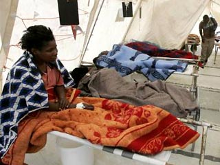 На прошлой неделе в Зимбабве было объявлено чрезвычайное положение в связи с холерой, эпидемия которой началась еще в августе. В стране нет чистой воды. Кроме того, люди не могут получить лекарства