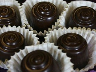 Датские медики настоятельно рекомендуют потреблять больше горького шоколада тем, кто не желает набрать вес во время предстоящих новогодних праздников, и особенно женщинам