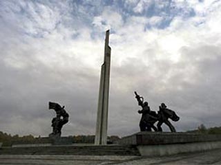 На памятнике Победы в Риге будет восстановлена надпись "Освободителям Советской Латвии и Риги"