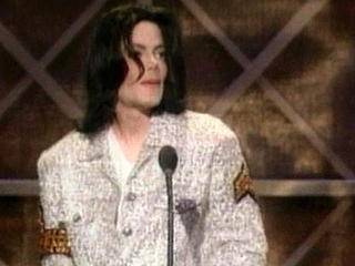 "Король поп-музыки" Майкл Джексон собирается поправить свое материальное положение, выставив на аукцион личные вещи