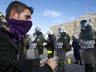 Греческие анархисты "мирно" захватили телестудию в городе Патры и изложили свою точку зрения на события в стране