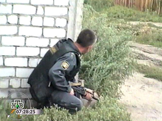 В станице Орджоникидзовской Сунженского района Ингушетии после полудня субботы неизвестные обстреляли автомашину с сотрудниками милиции