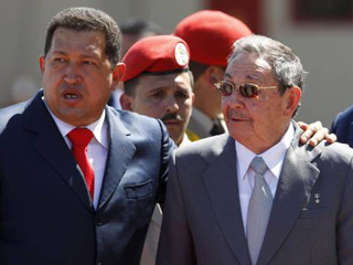 Президент Венесуэлы Уго Чавес встретил председателя Государственного совета Кубы Рауль Кастро, который прибыл сегодня с официальным визитом в Венесуэлу. В качестве главы Кубы Рауль Кастро впервые выехал за рубеж
