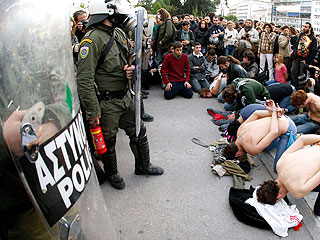 В субботу днем в Афинах прошли несколько мирных демонстраций, однако к вечеру ситуация обострилась